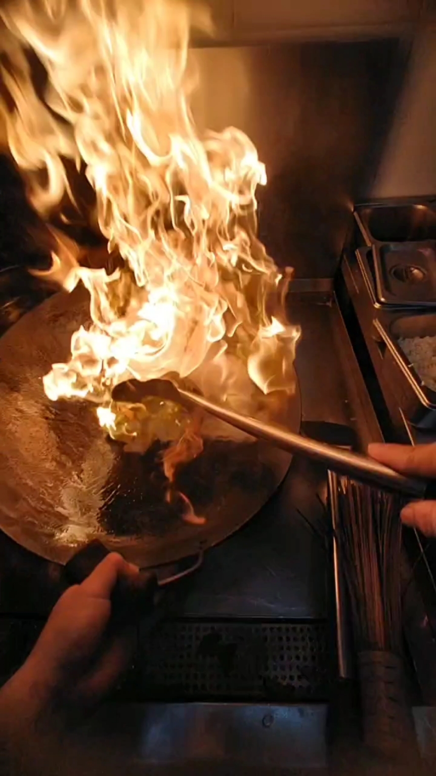 salah satu syarat melamar kerja di Indonesia adalah, bisa mengendalikan elemen API🔥👨‍🍳 #kitchen #cheflife #cooking 