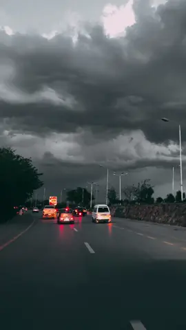 Blanket of black clouds ☁️🌫️ #islamabad #islamabadian #greenpakistan⚘🇵🇰⚘ #plzviralvideo #foryoupage #tiktokofficial #clouds #naturalbeauty 