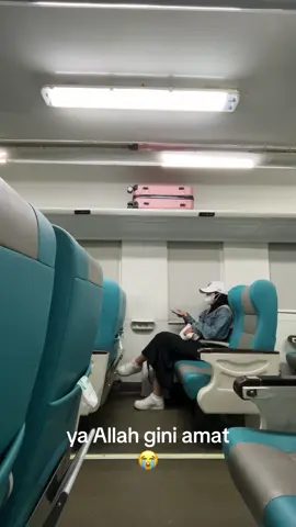 bts solo traveling 🥲. ini nih ga enaknya traveling sendirian 😭 apalagi aku orang yang bawaannya selalu banyak  selalu deg-degan setiap mau angkat atau ambil turun koper. Untung suka ada aja orang baik dan peka mau bantuin. Tapi lebin enak traveling ada yang nemenin hehehe  #solotravel #sololeveling 