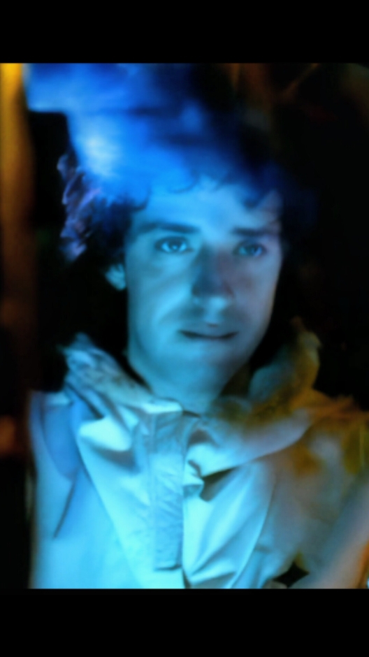 Gustavo Cerati: 25 años de PUENTE. Un día como hoy de 1999 se filmaba Puente, primer clip y segundo corte de Bocanada  Hoy te busqué en la rima que duerme Con todas las palabras  Si algo callé es porque entendí todo  Menos la distancia...  