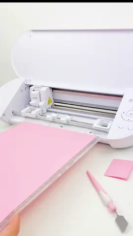 Olá, Sil Lover! A minha amiga Ju Mirthes, te mostra como a Silhouette Portrait 4 pode ser uma companheira perfeita para todos os seus projetos de design, scrapbooking e muito mais! Ela é compacta, poderosa e incrivelmente versátil! 💖😘