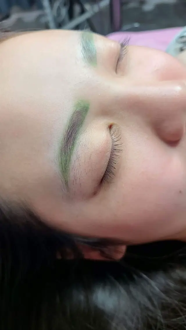 Có lẽ màu sắc này là màu sắc ai trong ngành phun xăm cũng ngao ngán. Thợ đi sâu 2mm ánh sáng không chiếu tới được, chính bản thân Ngọc cũng bị thợ dùng mực có gốc màu sắc này và đi quá sâu tay, chịu khổ bao nhiêu năm trời đến giờ mới tự tin là thoát được màu xanh lá, hi sinh 1 chút lông thật. #phunxamthammy #longmayxanhla #longmayxoasua #phunxam 