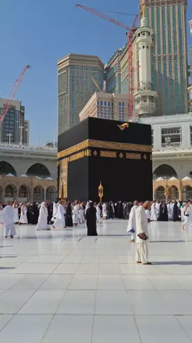 Ya Allah bring me back here someday with someone i love . . . . . #kabah #mecca #makkah #aroundtheworld #saudiarabia #umrah #indonesia 