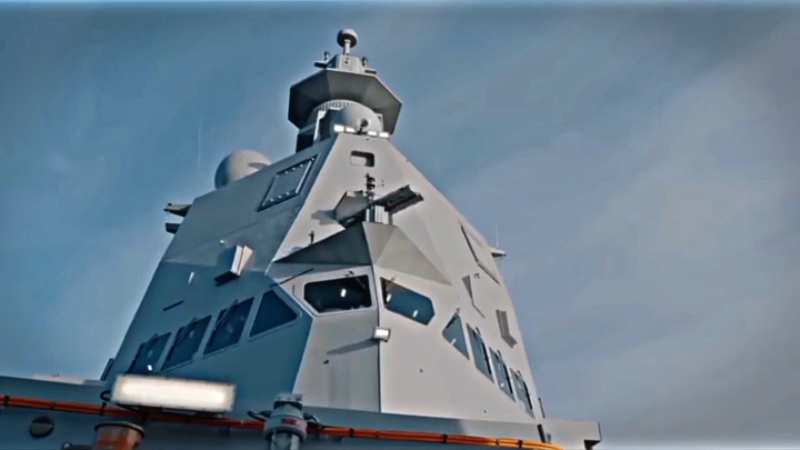 calon frigate indo😎 Kelas Thaon di Revel (juga dikenal sebagai PPA untuk 'Pattugliatore Polivalente d'Altura - Kapal Patroli Lepas Pantai Serbaguna') adalah kelas kapal lepas pantai serbaguna yang dibuat oleh Fincantieri untuk Angkatan Laut Italia. Kapal ini direncanakan untuk menggantikan empat fregat patroli ringan kelas Soldati dan delapan korvet kelas Minerva antara tahun 2021/2035. Sebagai bagian dari Undang-Undang Angkatan Laut 2014, total enam belas kapal telah direncanakan dan pada tahun 2019, tujuh kapal telah dibiayai dengan tiga kapal lainnya masih dalam tahap opsi, belum dieksekusi. Korvet Patroli Eropa (kelas kapal yang lebih ringan yang dibangun dalam kerja sama UE harus melengkapi kebutuhan Angkatan Laut Italia. #opv#paolothaondirevel#frigate #italia#navy#warship 