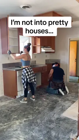 If it ain’t ugly, I DON’T WANT IT!  🏚️🙅🏽‍♀️ Kitchens are one of my favorite spaces in a home to design, so whnever we find a property with an ugly one, I know we’re in for a fun & creative rehab! #fixerupper #homerenovation #homeimprovement #DIY #diyproject #fixerupper #diyrenovation 