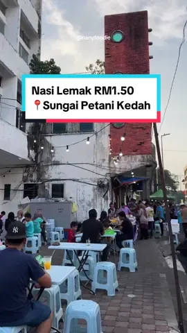 Bila Mozart makan Nashi Lemok 😝 Nasi lemak dkt sini kalau hampa tak pernah try , kenaaaaaaa try, one of my favourite port kalau singgah sungai petani 🙈 sebab murah dan sedap yang paling sedap ada logo cap sejati tuu, add on ayam goreng lagi surrrr dekat penang pun ada juga macam ni, nanti kita review 🙈 #nasilemakkedah #nasilemakpenang #kedahfoodie #sungaipetani #penangfoodie #portmakankedah #portmakanpenang #pulaupinang 