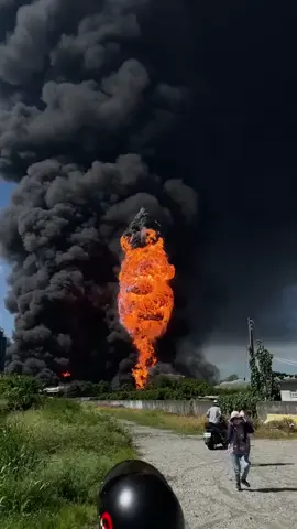 Ledakan api yang semakin mengeluarkan asap hitam yang membumbung tinggi kelangit akibat kebakaran hebat di pabrik kertas Tainan Taiwan 😱 #taiwan #tainan #bmitaiwan🇲🇨🇹🇼 #pmitaiwan🇲🇨🇼🇸 