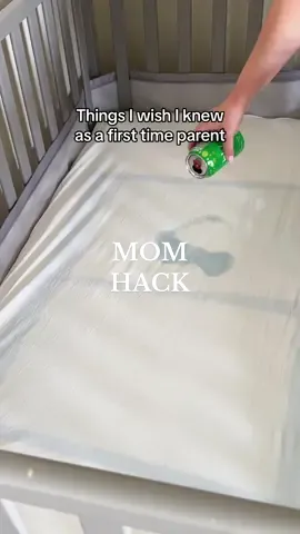 Parent hack 👍 Use double sheets and double pads to avoid stress at night if your baby pees #momhacks #momhacks101 #momtips #momtipsandtricks #babysleep #babysleeptips #parentsoftiktok #babies #firsttimemom #fypage 