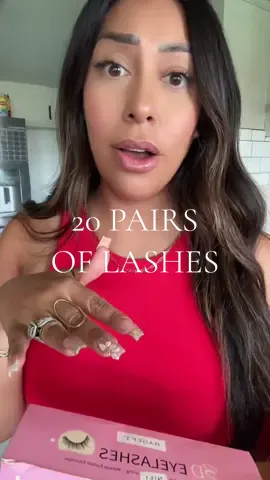 The key to putting on strip lashes is to let the glue get tacky! 🙏🏼😎  ##striplashes##lashes##lashesoftiktok##beautyfinds