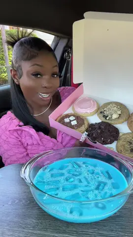 @Crumbl Cookies 💓😋 . . . . . . . . . . . . . . . . . . . . . . #crumbl #crumblcookies #crumblmukbang #mukbang #dessert #dessertmukbang #cookies #sweets #eat #eating #eatingshow #eatingshowasmr #eatingshowmukbang 