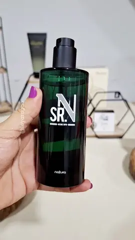 ✨ Descubra Sr N da Natura! ✨ Um clássico atemporal, Sr N é masculino, viril e versátil. Com notas cítricas frescas na saída, lavanda e cardamomo no coração, e um fundo de patchouli e vetiver, ele é perfeito para qualquer ocasião, exceto praia ou academia. Dura mais de 7 horas e projeta bem nas primeiras 2 horas. Elegante, forte e com ótimo custo-benefício. Aposte sem medo! Garanta o seu no link da bio 🤑🤑 #srn #perfumeclassico #versatilidade #elegancia #perfumemasculino #homem #masculino