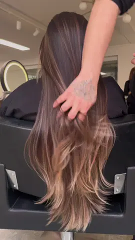 Quem aqui faria essa cor? 👀 #mechas #morenailuminada #hair #iluminado #castanhoiluminado #hairtok #sp #hairinspo #brownhair #brownhighlights #morenailuminada🌰🍯🍂🎨 #cabeloslongos @lowelloficial 