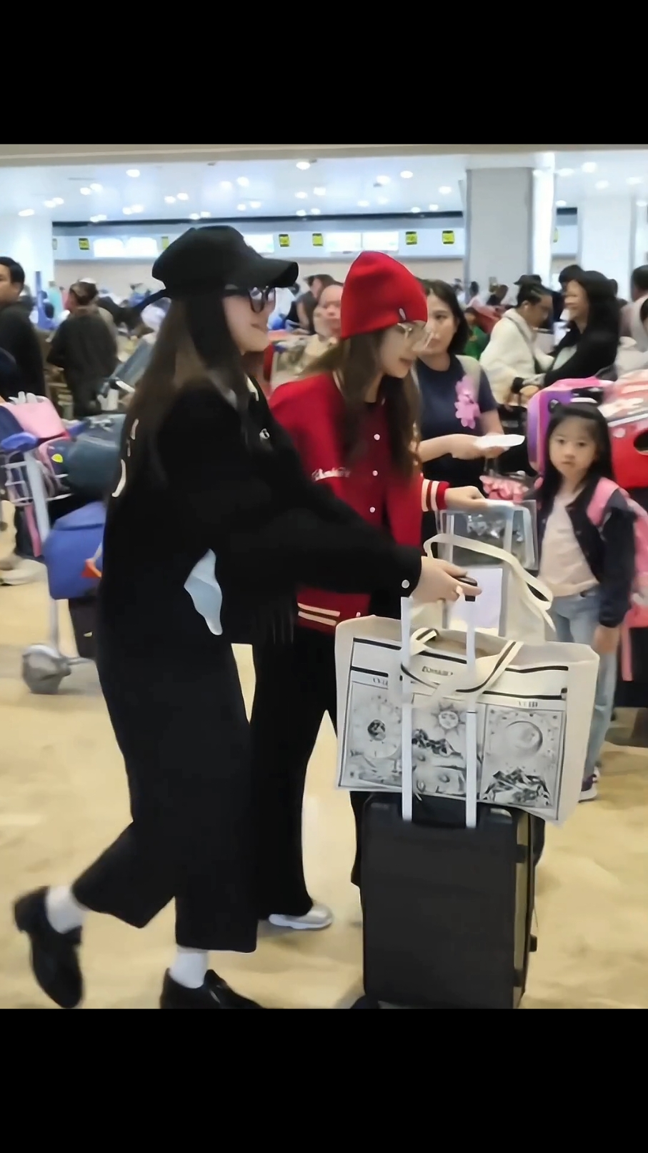 HAVE A SAFE FLIGHT GIRLS!! 🤍  colaiah layag eyy 🤙🏻  #BINI #colaiah 