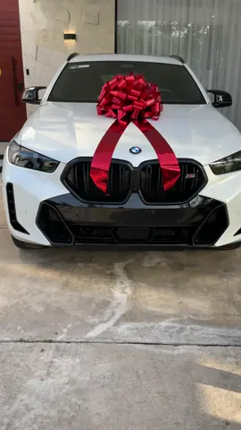 ¿A quién no le gustan los detalles como regalos? 🎁✨ Un servicio integral para dejar esta BMW X6 impecable: Elite Detail, Leather Treatment, Corrección de Pintura y Pulido de Rines. ¿El sueño de muchos? ¡Una sorpresa así! Mira cómo ayudamos a nuestro cliente a sorprender a su esposa con este regalo perfecto. 💖🚗 #detailing #fyp #bmwmotorsport 