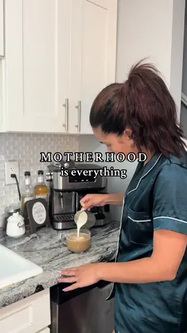 La maternidad es lo mas hermoso que se vive. Pero como seres humanos aveces sentimos decaer y eso esta bien. Esta bien no sentirnos bien, esta bien sentirnos perdidas y esta bien que alguien mas nos diga lo genial que lo estamos haciendo. Muchas veces dudamos de nuestra capacidad como mamá, pero lo estamos haciendo bien. Cada dia es una nueva oportunidad para aprender y ser mejor en este transcurso.   Las abrazo a todas mamá, las admiro y las quiero. Estan haciendo un excelente trabajo ❤️‍🩹✨⭐️  #mom #MomsofTikTok #momlife #momtok #moms #mama #mamalatina #mamaslatinas #mamasdetiktok #mommy #consejos #consejos #mamita 