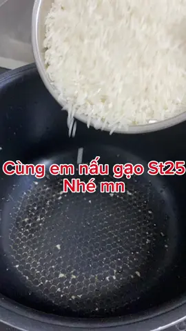 Cùng em nấu gạo St25 cho bữa cơm trưa này nhé #st25 #gaongonnhatthegioi #gaosachviet 