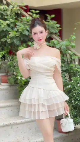 Váy này xinh các chế ạ ❤️ có bông hoa tơ nhấn nhá cứ bị ưng ý 😍 #kieulinhstore6868 #vaydutiec #vaythietkecaocap #vayxinh #thoitrangnu #xuhuong 