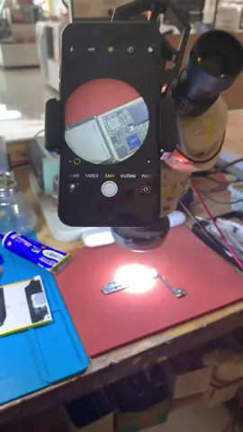 A thợ sửa điện thoại 🧐. #suadienthoaibinhduong 