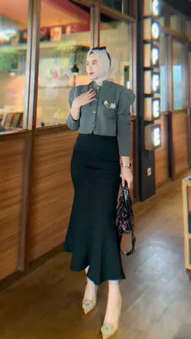 Tipuanmu memang sadis, tapi main mu kurang rapi maniezzzzz  Spil outfit🖤🩶 🔗blazer @RGF shop  🔗rok linkbio no 328 @Pavlov.id  #fyp #ootdsimple #elegantoutfit #feminimenergy #CapCut 