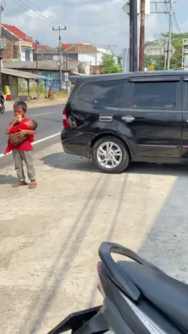 jum'at siang ini aku melow, harus banyak bersyukur🥹 nanti kita ketemu lagi ya adik sayang🫶🏼 ini mereka posisi lagi mulung sama ibu nya, mereka 5 bersaudara! (sekarang mereka sudah bersekolah) #fy #fyp 