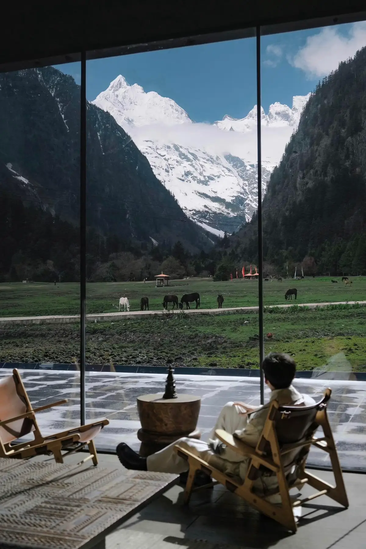 旅行三年 去过无数个地方 雨崩依然是我心中最难到达的不过 也阻挡不了想来这里的心山野徒步 神山朝圣 迷雾森林 夜宿野语 都是我的人间理想 不知不觉来了三次如果你也♥️这里.. 📍地点：云南雨崩 #旅行推荐官 #对着雪山发呆也太惬意了 #图文伙伴计划2024 #雨崩村 #梅里雪山