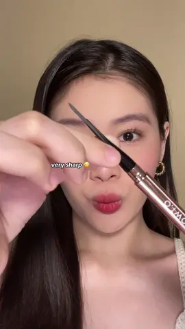 Hindi ka marunong magkilay at takot kang magmukhang drinawingan kilay mo? Microblade ang atake mo rito sa super nipis at talim na eyebrow pencil ng O.TWO.O! 🥰 #otwoo #otwoophbeauty #eyebrows #brows #beauty #makeup #fyp #viral 