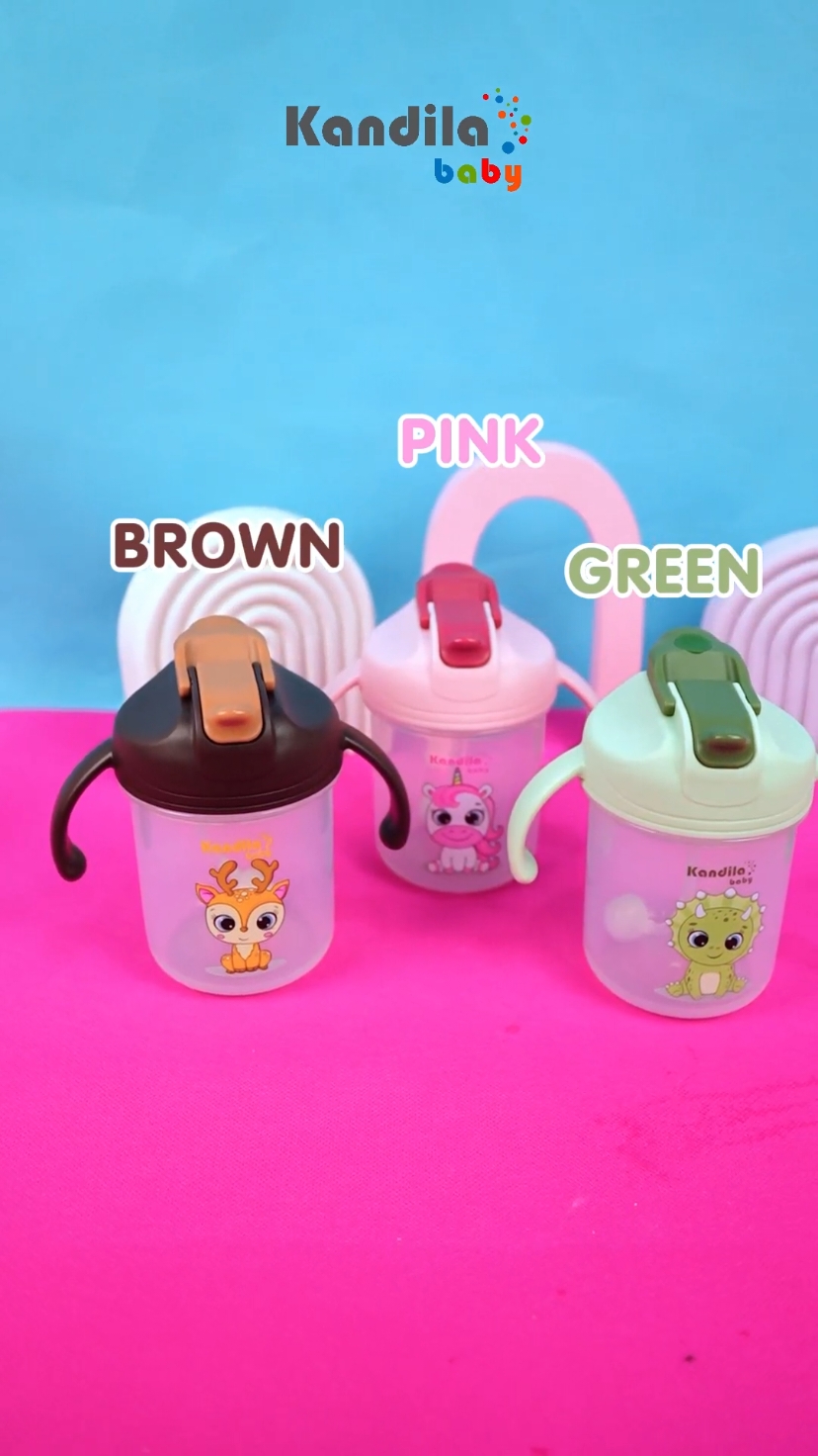 Kandila Baby 2 in 1 Deluxe Training Cup 300ml >>Botol Minum siKecil Belajar Minum Sendiri✨ 2in1 Deluxe Training Cup merupakan botol atau cangkir minum untuk Sikecil dengan kapasitas 300ml🥛 Sedotan model weighted-straw sehingga nyaman digunakan oleh Sikecil dalam posisi apa pun karena sedotan akan selalu berada di bawah permukaan air untuk mencegah sikecil kembung karena menyedot terlalu banyak udara🫶🏻 FITURE :  - Dua mode minum yaitu SEDOT dan TEGUK langsung  - Terdapat Bola pemberat sehingga sedotan mengikuti arah air - Design Warna dan gambar lucu - Bahan Plastik PP Transparan - Dilengkapi Garis takar Yukk Momss buruan di order untuk si kecil yang sudah mulai belajar minum sendiri agar semakin pintar dan aktif >>😍😍 Tersedia 3 Varian Warna : BRWON, GREEN, PINK✅ #kandilababy #tritanbottle #tritan #botolanak #tumblr #fypシ #anak 