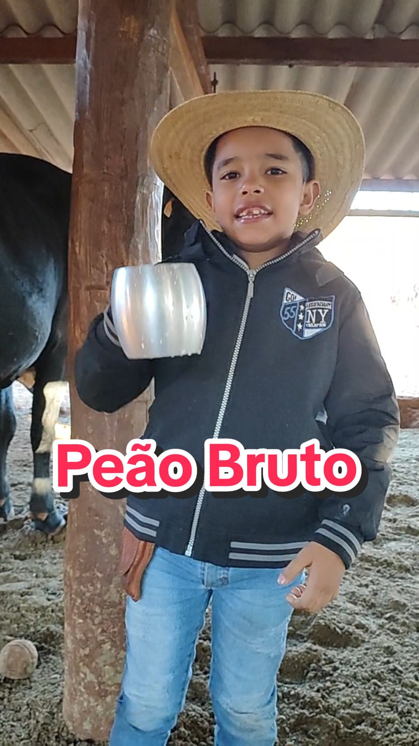 meu sobrinho Pedro tomando leite direto da Vaca#fypシ゚viral #vaqueiro 