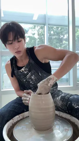 Need a vase ? 🤚🏻 #pottery 