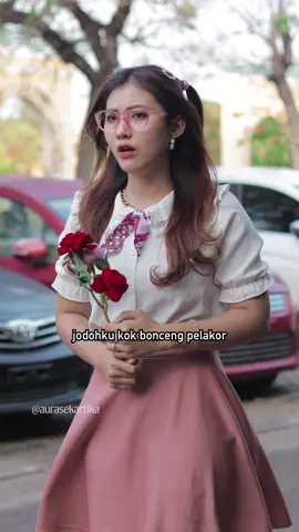 Bucin sama abang ojek?? #SerialTikTok #TikTokTainment #TikTokSeries #TikTokSeriesFuture #aurasekartika #suneedaycreative #dramatiktok #viraltiktok #kehidupan #keluarga #anak #bucin #ojek #pacar #jodoh #crush #baper #cemburu #selingkuh #pelakor 
