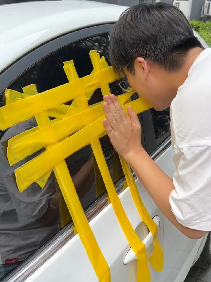 Forgot the car key in the car door and can't open the door, free solution #driving#knowyourcar #car #tips