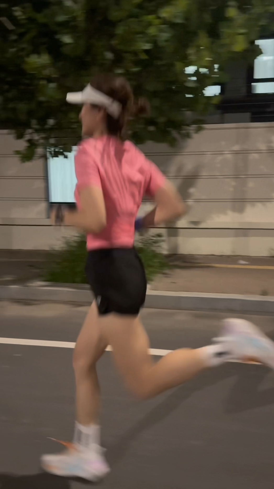 Để chạy bộ tốt hơn thì đồng hồ là phụ kiện quan trọng. Giúp chúng ta theo dõi nhịp tim, tốc độ, các chỉ số vận động khác. #chaybo #Running #thoitrangchaybo #aochaybo #quanchaybo #giaychaybo #xuhuong #dongluctapluyen #kyluatbanthan 