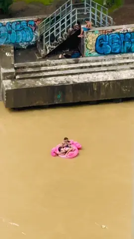 Eyy!! bagyo ka lang #bagyongcarinaph #couplegoals #pasigriver 