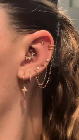 ✨Counting my piercings✨ #piercinglovers #piercing #pierced #fyp #addiction #obsession #cicatrisationpiercing #helix #jerwerly #ear #tragus #flat #daith #midhelix #lobepiercing #earpiercing #trend 