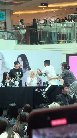 Made all of them laugh 🥰 Aespa Fansign | 210724 @aespa official #aespa_official #winter #karina #ningning #giselle #fansign #CapCut 