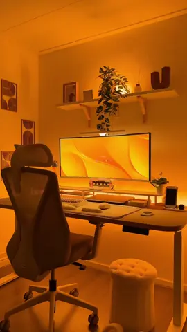 Warm desk setup ✨ Finally it’s Friday and the last weekend of July! How time flies! Hope you all enjoy the weekend, whether you’re going somewhere or staying in. Make the most out of it 🫶 night desk setup • orange desk setup • sunset vibe • cozy minimalist desk setup • home office #cozydesksetup #homeoffice #deskinspiration #workfromhome #officeaesthetic #productivity #desktour #wfhsetup 