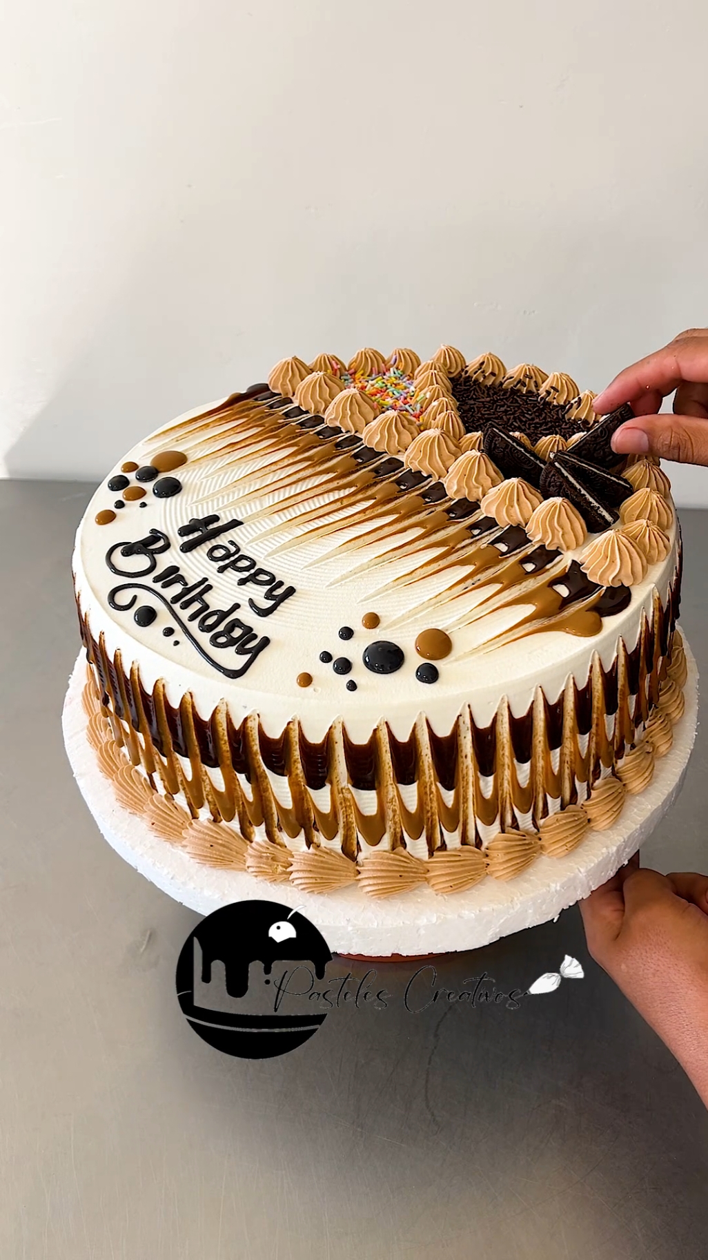 #cakedecorating #ganache #dulcedeleche #foodtiktokcake 