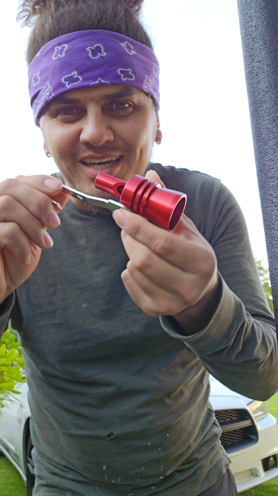 【Alta calidad】 Nuestro silbato de tubo silenciador de escape está hecho de aluminio de alta calidad, duradero y fácil de instalar. Se mantiene bien y no se sale.【Silbato turbo universal】 Utilice un sistema de turbina o una válvula de soplado para hacer que su vehículo suene como un vehículo turboalimentado.【Fácil de instalar) Primero afloje los tornillos del silbato de la turbina, luego coloque el cuerpo del silbato de la turbina en el silenciador de escape, con la abertura más grande hacia el interior del tubo de escape, y apriete los tornillos para evitar que se caiga al conducir.Amplia aplicación: este producto se adapta perfectamente a la mayoría de vehículos, camiones, motocicletas, motos de cross y scooters. Mida el diámetro de su tubo de escape antes de comprarlo para asegurarse de que sea del tamaño correcto.【Tenga en cuenta que el silbato Turbo no es adecuado para tubos de escape extremadamente curvados @Aighua #ordena #ya #antes #que #se #agoten 