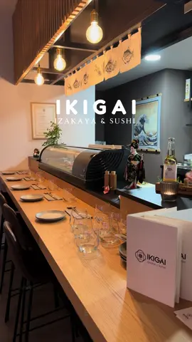 Ikigai significa “razão de viver” e este restaurante bem se tornou uma das razões 😋 O Ikigai não é um restaurante de sushi, é um restaurante de autêntica comida japonesa 🥢 Já estava na minha lista há muito tempo para experimentar, e arrependo-me de não ter ido mais cedo de tão bom que é 🤤 Izakaya é um conceito onde se partilha a refeição, e foi o conceito por onde começámos a nossa refeição, algumas especialidades japonesas para partilha 👌 Depois experimentámos o sushi, com peças frescas e peixe de qualidade 😌 Também experimentámos a carne wagyu, uma carne de vaca 100% de origem japonesa, e das melhoras que já comi na vida, derrete-se na bocaaaa 🤤🥩 Não querendo ser repetitiva, mas estas sobremesas também foram das melhores que já comi na vida ! Experimentámos as 3, e a minha preferida foi a tarte com mousse de miso e sorbet de framboesa e shiso 🤭 Quero muito ir a uma hora de almoço porque eles têm aquela Bento Box mesmo típica 👌 e Ramen, também preciso de ir experimentar o Ramen 🍜 No final do vídeo podem ver um pouco da sala privada que têm para eventos privados 🤗 Sempre que fores a um restaurante, café ou bar, leva-nos contigo com a hashtag #leiriapontocome para ficarmos e darmos a conhecer os melhores espaços e pratos perto de Leiria 🍴🍸 Onde é o nosso próximo encontro? 📷 @cristianadefault  #leiria #leiriapontocome #visiteleiria #leiriacity #leiriamelhorcidadedopais #lindaleiria #visitportugal #gastronomia #porrportugal #zomato #zomatopt #nit #food #Foodie #foodporn #portugal #turismo #leirianaoexiste 