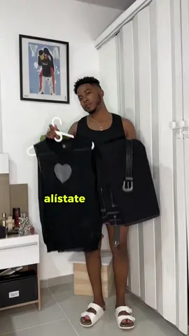 ✨ Descubre la elegancia de Clint Rouge y la sofisticación de Night De Paris Motion, dos fragancias excepcionales de @lorientalefragrance . 🌟  💎 Clint Rouge: Un perfume audaz y cautivador con notas de bergamota, pimienta negra y cardamomo, seguido de un corazón de canela, azafrán y rosa, y una base cálida de ámbar, pachulí y cuero. Perfecto para aquellos que quieren dejar una impresión duradera.  💎 Night De Paris Motion: Una fragancia unisex que combina ámbar y vainilla con notas de salida de bergamota y notas verdes, un corazón de ámbar, melón y piña, y una base de notas amaderadas, vainilla y almizcle. Ideal para cualquier ocasión, aportando un toque de sofisticación y elegancia.  🪐¡Añade un toque de lujo a tu colección con estas fragancias inigualables!  #FraganciasDeLujo #PerfumeLovers #LOrientaleFragrances #ClintRouge #NightDeParisMotion 