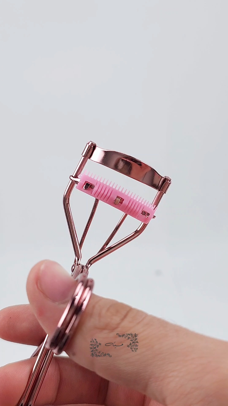 تعرفين سر الرموش المقلوبة؟ 🥰 قلاب رموش O.TWO.O. 🌸 تصميمه الفولاذي واللون الوردي الجذاب يخطف النظر. بكل مرة تستخدمين هذا المكبس، تحصلين على رموش ملتوية بشكل مثالي وتدوم طول اليوم! 😍 السر في تصميمه الفريد اللي يحتوي على مشط دقيق يوزع الضغط بالتساوي على الرموش. كل ضغطة تمنحك رموش خرافية وكأنك طلعتي من الصالون ! 💖✨ والأحلى من هذا كله، سعره الخيالي فقط 5,750 دينار! تعالي لـ مَيَّه وجربيه بنفسج، وخلي رموشج تكون دائماً جاهزة لكل مناسبة. 🛍️👁️ #makeup #eyelashes #lashes 
