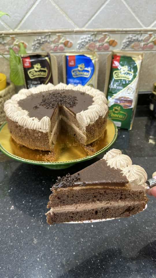 لاعياد الميلاد جبتلك اسهل واسرع كيكة بذوق الشوكولا لي ممكن تحضريها  المقادير: كاس حليب كاس سكر كاس زيت 3 م ك كاكاوو 110 غ شوكولا شوكاس  3 بيضات حجم صغير او 2 بيضات حجم كبير رشة ملح فرينة حسب الحاجة 15غ خميرة الحلويات  الكريمة: كاس شانتيي بودرة كاس ناقص اصبع حليب بارد 2 م ك كاكاوو علبة جبن كريمي اختياري #كيكة_شوكولاتة#اسهل_كيكة_عيد_ميلاد