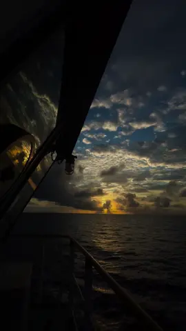 #sunset #sunsetvibes #sea🌊🌊🌊🏖 #pelautindonesia #pelautpunyacerita #pelautindonesiatiktok #sea🌊🌊🌊 #pelautindonesia🇲🇨🇲🇨 