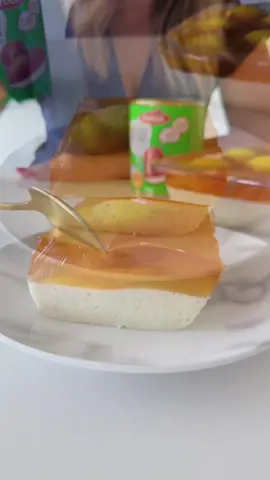 Semifrio de pêssego  O mais delicioso que alguma vez fiz. A textura a desfazer-se na boca, a gelatina e o pêssego em calda resultam numa sobremesa que vais querer fazer para a família e convidados este verão  Ingredientes: Para a camada de baixo: 2 saquetas de gelatina de pêssego de 85g cada 200ml de água quente  200 ml de água fria 370g (uma lata) de leite condensado light 230g de iogurte natural Para a camada superior: 2 saquetas de gelatina de pêssego de 85g cada 400ml de água quente  400 ml de água fria Uma lata de pêssego em calda Ferbar. Para a camada de baixo, começas por diluir a gelatina na água, usando um recipiente ou liquidificadora e juntas o leite condensado e iogurte. Misturas bem e vertes para o teu recipiente levando ao frio por 2h. Para a camada de cima, preparas as duas saquetas de gelatina em 400ml de água quente e 400 ml de água fria e reservas. Colocas, então, as metades de pêssego em calda sobre a mistura que levaste ao frio anteriormente e cobres com  a gelatina. Levas ao frio preferencialmente durante a noite ou umas 6 horas. #receita #receitasimples #ferbarportugal #desde1971 #pêssego #semifrio #sobremesa #verão receita #recipesoftiktok #receitafacil #FoodLover #deliciasaudavel #semifrio #pessegoemcalda #pessego #sobremesafácil #sobremesa 