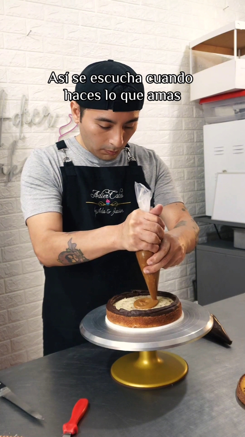 Así se escucha cuando hago lo que amo ❣️ Cuántos sienten lo mismo ?  . . . #reposteria #pasteleria #pasteles #pastelescreativos #pastelespersonalizados #pastelesdecorados #torta #tortaspersonalizadas #baking #parati #foryou #postres #cake #cakedecorating #cakedecorator 