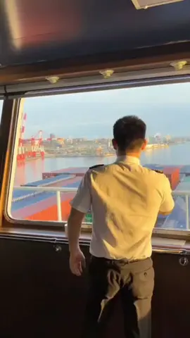 Trong khi đang điều động thì 3/0 đang ở đâu đang làm gì , sao lại để tôi đáng tay chuông vậy 😅 #khatvongtuoitre #CapCut #captain #captzhao #seaman #cma #ship #pilot 