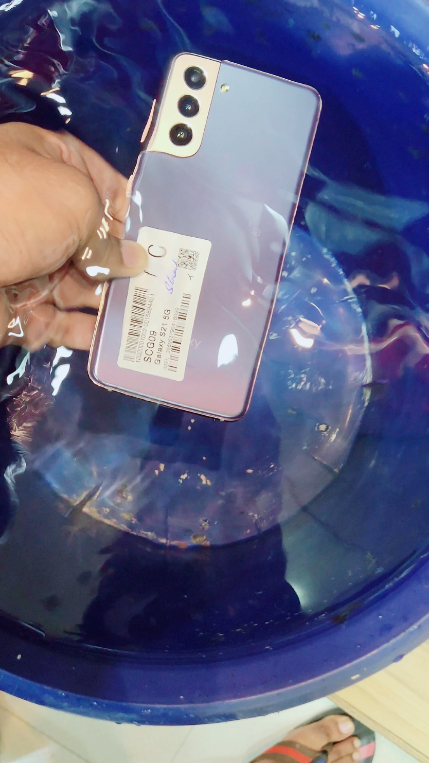 S21 8GB 256GB 5G.Rs.42500 0303/70/37/50/0..Miner Shade on Lcd ..like share Commet Fellow ..2000.Discount  #tradecenter #5gcellzone #bestphone #samsung #fouryou #mobile #watertest test