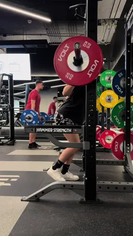 sentadilla en @LIT FITNESS | LIT STUDIO®️🏋🏻‍♀️🤍 #gym #GymTok #squat #litfitness #chile 