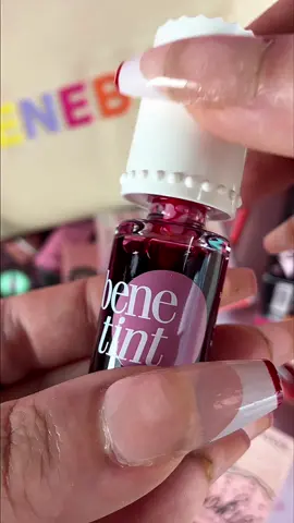 @Benefit Cosmetics  Go ➡️ https://bit.ly/4dj4g6I or https://linktr.ee/maddyreviews I Am Here Showing You These Benefit Cosmetics Makeup Haul #Benefitcosmetics #Makeuphaul #POREfessional #gifted POWmade Brow Pomade #benefitclubpink  #benefitclubpinkus Gimme Brow+ This brow-volumizing fiber gel They’re Real! Magnet Powerful lifting & lengthening mascara They’re Real! Magnet extreme lengthening mascara makes one of those dreams a reality. Hoola Lite Matte Bronzer sunkissed look all year! Badgal BANG An intense pitch black lash that’s all volume, no weight? Benetint : It is long-wear, nondrying smudge-proof, and transfer-proof blush. Cookie: Golden pearl highlighter Radiance of high-shine; Warm golden pearl powder Crystah Strawberry pink blush It gives a shimmery airbrushed glow. It's a freshwater pearl & synthetic sapphire. Boi-Ing Cakeless This liquid concealer brings lightweight, seamless full coverage POREfessional: Super Setter The setting spray has 16-hour* staying power & protects you from sweat, shine, & smudges. 24-Hour Brow Setter eyebrow gel. The flexible, flake-free formula whips your brows into shape. POREfessional Smoothing face primer to minimize the look of pores. #benefitcosmetics #makeup #transformation #pomade #supersetter #makeupsetter #browsetter #asmr #asmrtingles #asmrsoftspoken #contentcreator #UGC #UGCcontent #UGCContentCreator #plumpness #collagenskincare #dominicana #dominicanbloggers #collagenskin #makeupoftheday #eyelook #makeupartist #eyeshadow #beautyhack #YouMakeMeGlow #makeuplife #makeuptutorial #makeuplover @Benefit Cosmetics UK @BenefitCosmeticsCA 