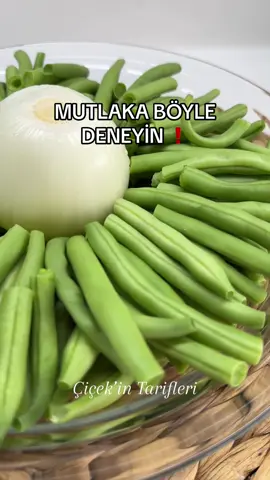 MUTLAKA BÖYLE DENEYİN❗️ TADINA BAYILACAKSINIZ 🤤 . ♥️yeni tariflerimin akışınıza düşmesi için beğenip minik bir yorum bırakır mısınız 🙈♥️ . Taze börülceyi böyle deneyin tadına lezzetine bayılacaksınıızz 🤤🤤 tam bir yaz yemeği tarifi öyle kolay, lezzetli ve hafif kiii 👌🏼 denemeyen kalmasın diyorum 😍 börülce yemeği tarifimi mutlaka KAYDET ve yapmasını istediğin arkadaşlarına GÖNDER ♥️ Malzeme listesi aşağıda 🌺 . Bu ve daha fazla tarif için YOUTUBE kanalıma ÜCRETSİZ ABONE OLabilirsiniz 🎬👍🏼🔔 . Detaylı tarif videosunu izlemek için biodaki linke tıklayarak yada google’a “Çiçek’in Tarifleri Börülce Yemeği Nasıl Yapılır ?” yazıp aratarak izleyebilirsiniz 😍♥️💋  . . •••••••••••••••••••••••••••••••• YouTube/ÇiçekinTarifleri . •••••••••••••••••••••••••••••••• . .  BÖRÜLCE YEMEĞİ 750 gram börülce 2 büyük soğan 4 domates 4 diş sarımsak 7 - 8 yemek kaşığı sızma zeytinyağı 1,5 tatlı kaşığı tuz  1 küp şeker  YAPILIŞI ✨ tencereye zeytinyağını alıp soğan ve sarımsağı bir kaç dakika soteleyin ✨ börülceleri ekleyip rengi canlı yeşil rengi alıncaya kadar ara ara karıştırarak kavurun  ✨ suyunu ilave edip 20 dk pişirin  ✨ tuz ve şekeri ekleyip karıştırın üzerine domatesini ekleyin ve 25 dakika daha pişirin ✨ mutlaka börülcenin yumuşaklığını çatal ile kontrol edin pişirme süresini ona göre kısaltıp uzatabilirsiniz 🌺 ✨ piştikten sonra üzerine sızma zeytinyağı gezdirip oda sıcaklığına gelene kadar dinlendirin ve sonra servis edin AFİYET OLSUN 😋  . #kolaytarifler #kolayyemektarifleri #pratiktarifler #pratikyemekler #zeytinyağı #zeytinyağlı #zeytinyağlılar #börülce #börülceyemeği #keşfet #kesfetteyiz #beniöneçıkart  #çiçekintarifleri #çiçekintarifleriyoutube 